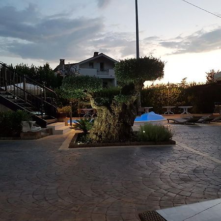 Hotel Il Dito E La Luna Ripa Teatina Bagian luar foto